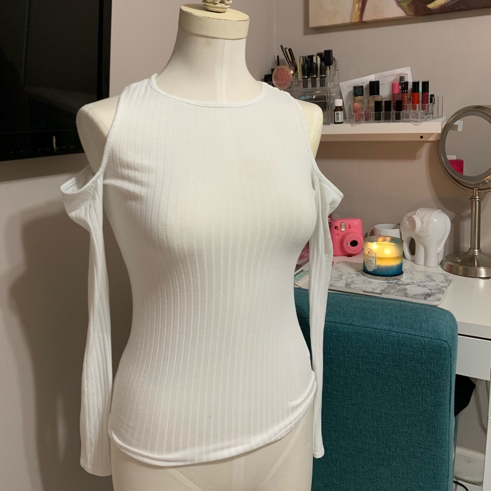 Shoulder cutout long sleeve